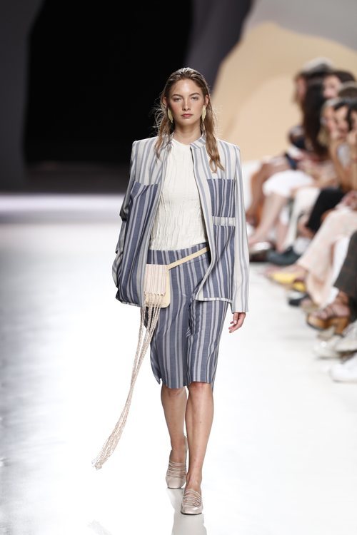 Lino, rayas y escalada de la colección primavera/verano 2020 de Ángel Schlesser en la MBFWMadrid julio 2019