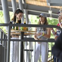 Sofia Hellqvist tomando algo con unos amigos en 'We who love the 90'