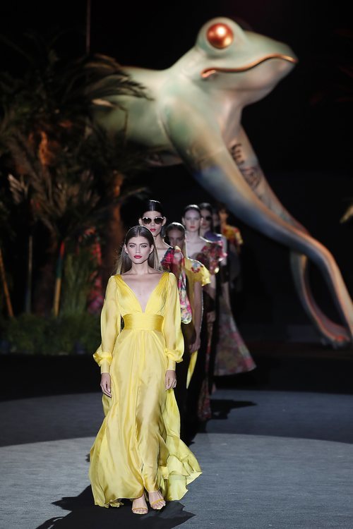 Carrusel de modelos en el desfile de Hannibal Laguna primavera/verano 2020 durante la MVBFWMadrid julio 2019