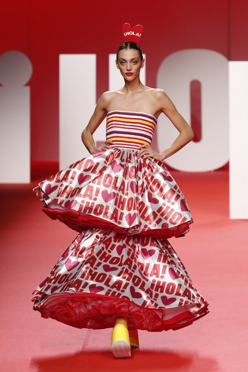 Modelo luciendo falda de volantesen el desfile primavera/verano 2020 de Ágatha Ruíz de la Prada en la MBFWMadrid 2019