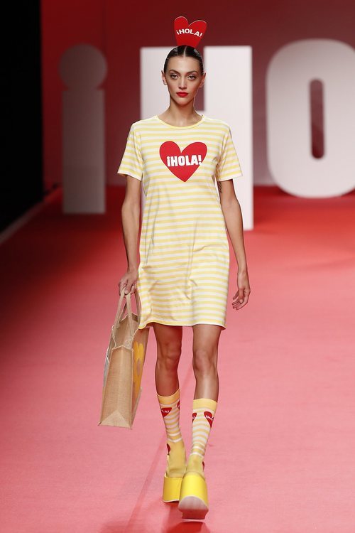 Modelo luciendo vestido de rallas amarillo en el desfile primavera/verano 2020 de Ágatha Ruíz de la Prada en la MBFWMadrid 2019