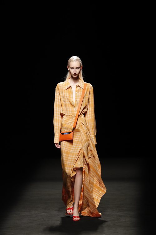 Dos piezas de camisa y falda wrap en cuadros naranjas en el desfile primavera/verano 2020 de Juanjo Oliva en la MBFWMadrid julio 2019v