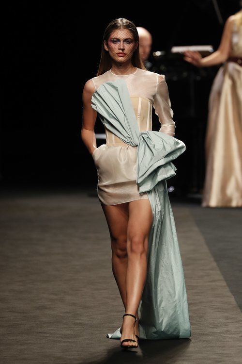 Vestido con corsé visto y lazo aguamarina en el desfile primavera/verano 2020 de The 2nd Skin Co en la MBFWMadrid julio 2019