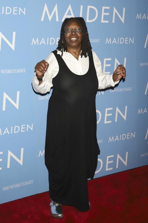 Whoopi Goldberg se enfunda en un vestido negro con una camisa blanca de popelín en la presentación de Maiden