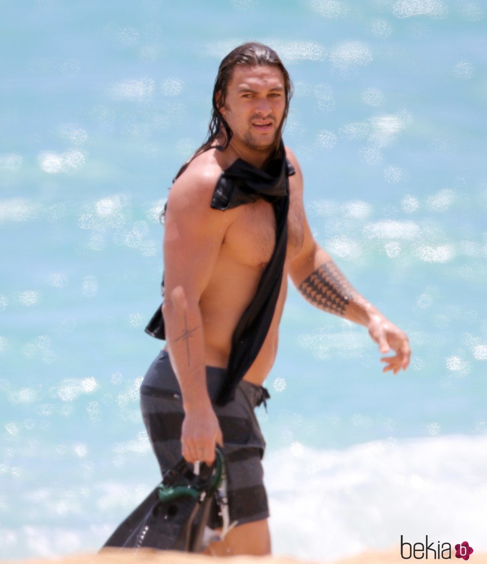 Jason Momoa con el torso desnudo en la playa