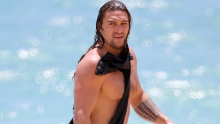 Jason Momoa con el torso desnudo en la playa