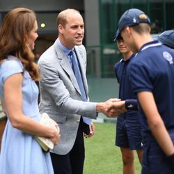 Los Duques de Cambridge saludando a los voluntarios de Wimbledon