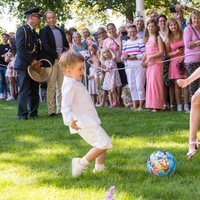 Estela y Oscar de Suecia jugando al fútbol en Solliden