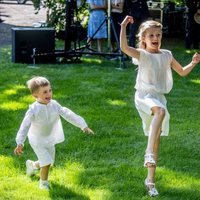 Estela y Oscar de Suecia juegan con una pelota en Solliden