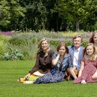 Guillermo y Máxima de Holanda junto a sus tres hijas en el posado familiar