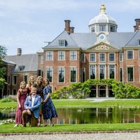 Guillermo de Holanda y Máxima de Holanda junto a sus tres hijas en la residencia de Huis ten Bosch