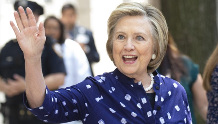 Hillary Clinton saluda feliz a los periodistas