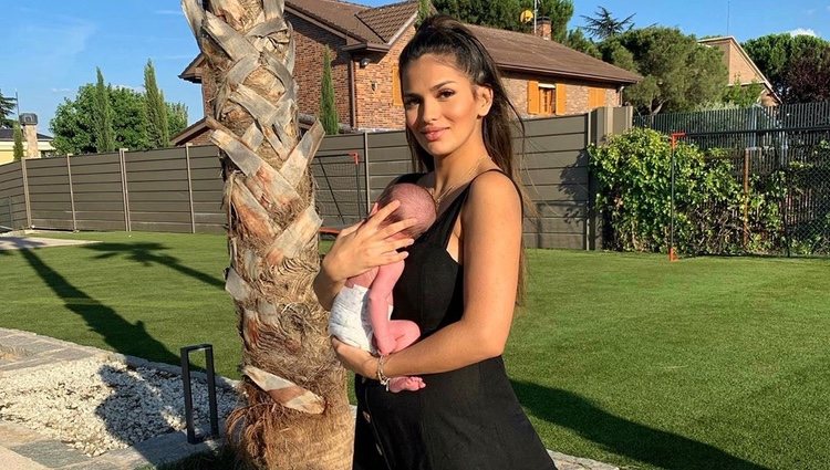 Sara Sálamo con su hijo Theo cogido en brazos