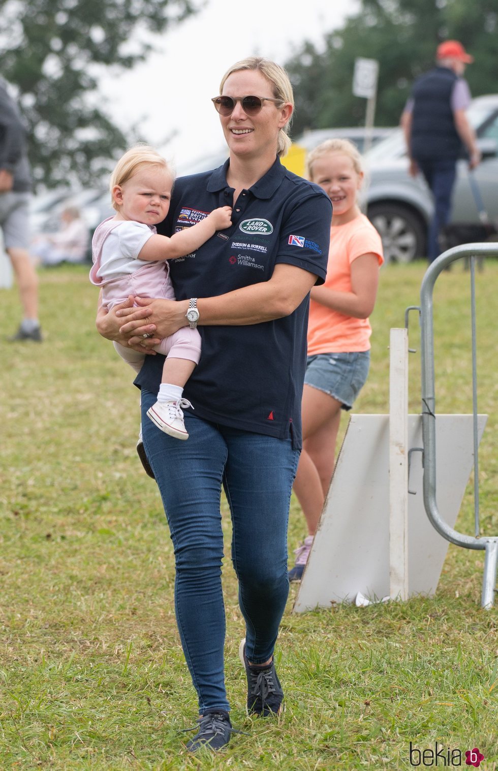 Zara Phillips cogiendo en brazos a Lena Tindall