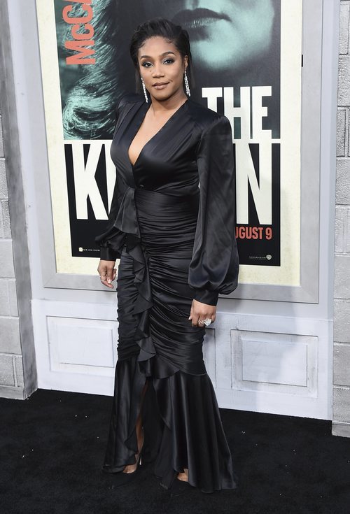Tiffany Haddish en la premier de 'Kitchen' con un vestido largo de seda negro y escote en uve, impreso en negro y muy cargado de simbolismo