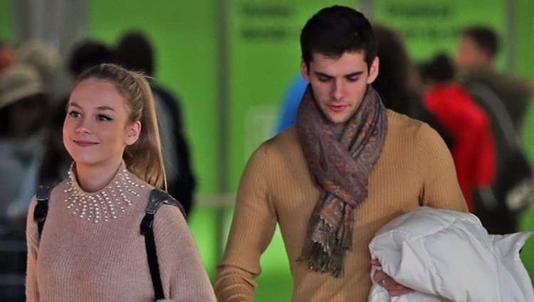 Ester Expósito y Álvaro Rico en el aeropuerto de Madrid