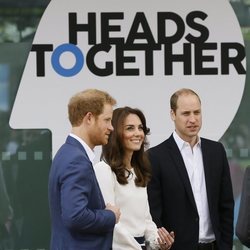 El Príncipe Guillermo, Kate Middleton y el Príncipe Harry en un acto de Heads Together
