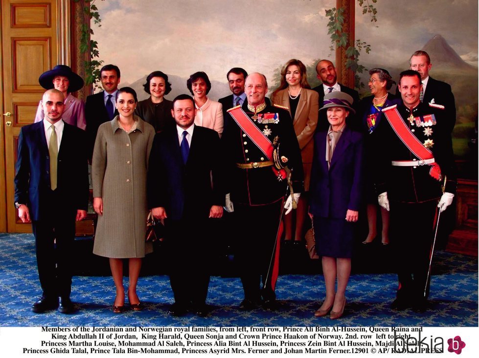 La Familia Real de Jordania posa junto a parte de la Familia Real de Noruega en el año 2000