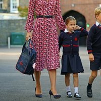 La Princesa Carlota en su primer día de colegio junto al Príncipe Jorge