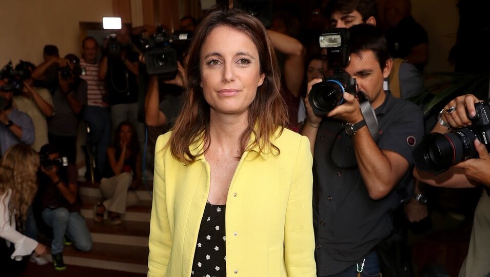 Andrea Levy en la capilla ardiente de Camilo Sesto