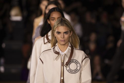 Kendall Jenner luce por primera vez dirty blonde hair en el desfile de Burberry primavera/verano 2021