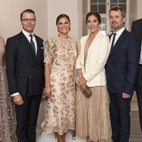 Victoria y Daniel de Suecia con Federico y Mary de Dinamarca en una cena en la Swedish Navy Corvette