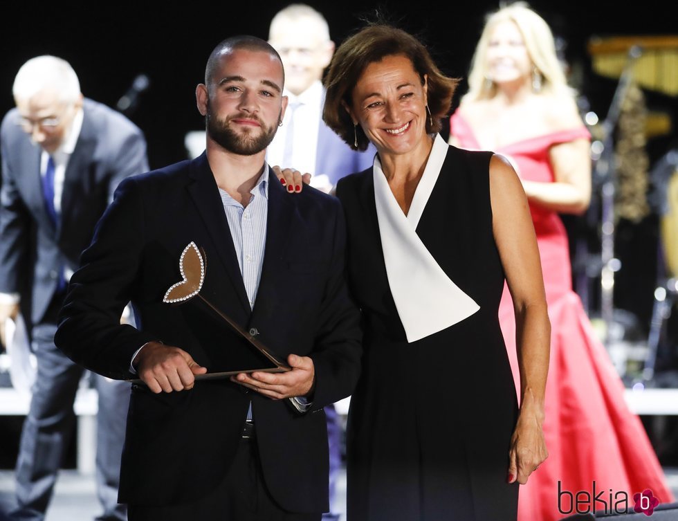 David Fresneda y Lola Fernández Ochoa en el homenaje a Blanca Fernández Ochoa en los Premios Sesderma