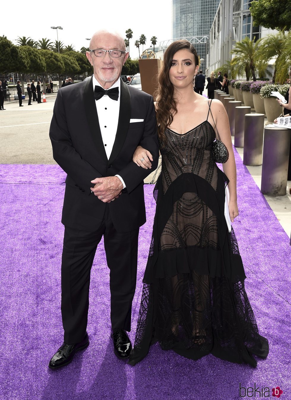 Jonathan Banks y Rebecca Elena en los Emmy 2019