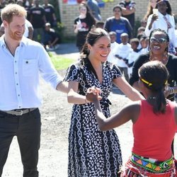 Los Duques de Sussex bailando en su viaje oficial a Ciudad del Cabo