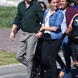 El Príncipe Harry y Meghan Markle en Monwabisi Beach