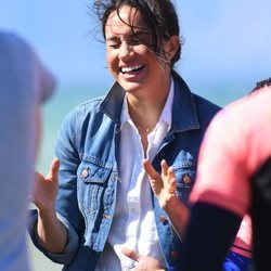 Meghan Markle ríe divertida en Monwabisi Beach