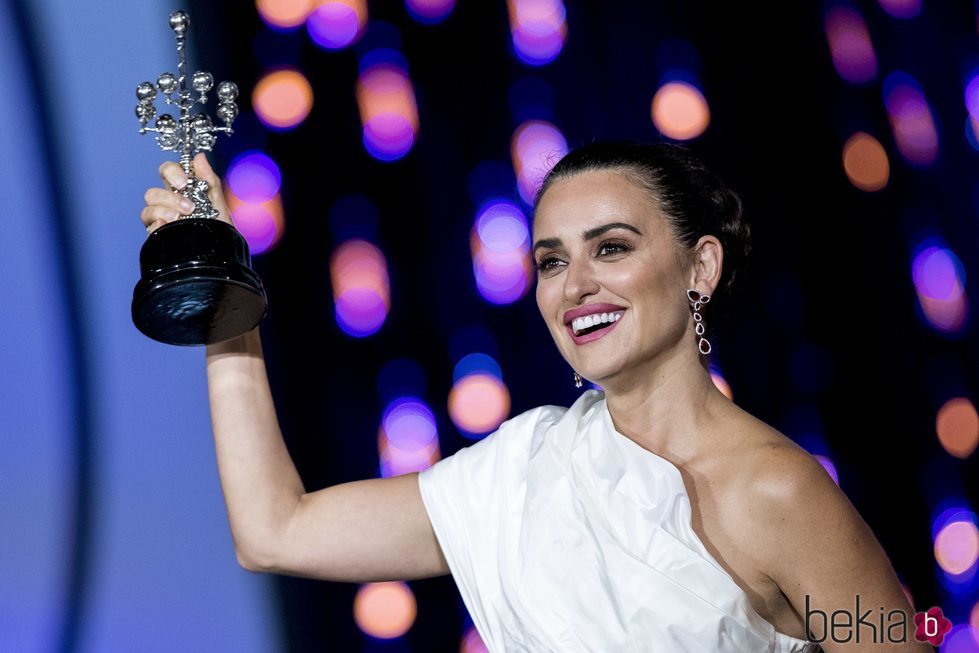 Penélope Cruz con el Premio Donostia en el Festival de Cine de San Sebastián 2019