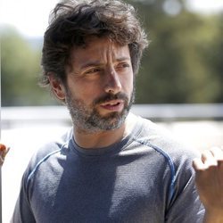 Sergey Brin, cofundador de Google, hablando con los periodistas en el campus de Google