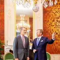 El Rey Felipe conversando con el Rey Alejandro de Holanda en La Haya