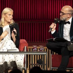 La Princesa Mette-Marit Noruega hablando en la radio alemana
