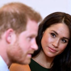 Meghan Markle mira con cariño al Príncipe Harry en los Well Child Awards 2019