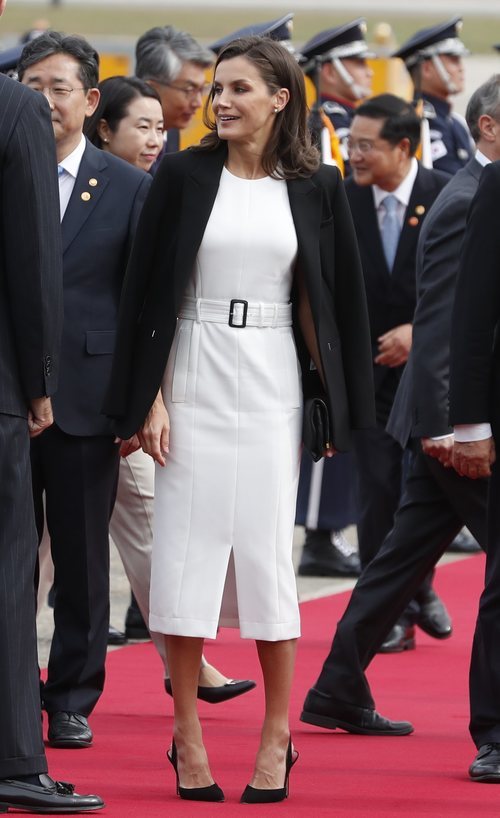 La Reina Letizia con un vestido de Hugo Boss en su llegada a Corea del Sur durante su visita oficial