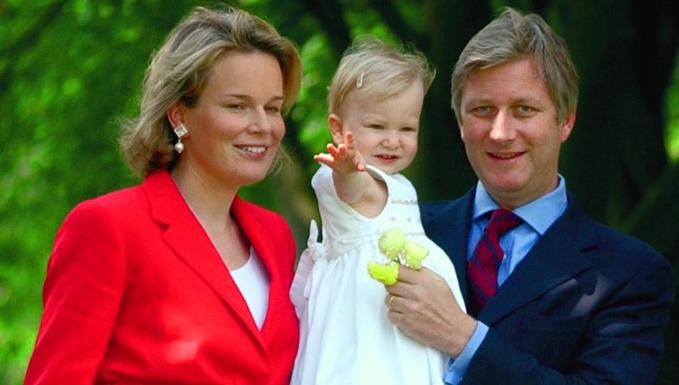 Isabel de Bélgica de pequeña con sus padres, Felipe y Matilde de Bélgica