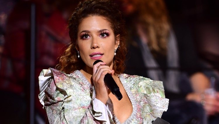 Halsey recogiendo uno premio en los MTV EMAs 2019