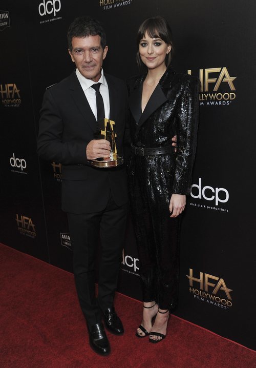 Dakora Johnson con un mono de lentejuelas de Saint Laurent en los Premios del Cine de Hollywood 2019