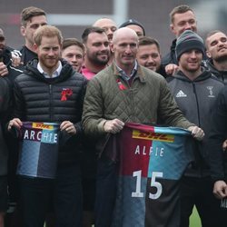 El Príncipe Harry en un acto con Gareth Thomas y jugadores del club de rugby King's Cross Steelers