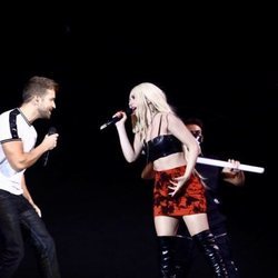 Pablo Alborán y Ava Max en su actuación en Los 40 Music Awards 2019