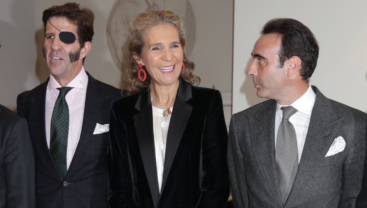La Infanta Elena junto a Enrique Ponce y Juan José Padilla en un homenaje a la tauromaquia