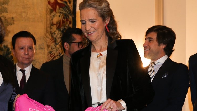 La Infanta Elena recibiendo el 'Capote de las Artes'