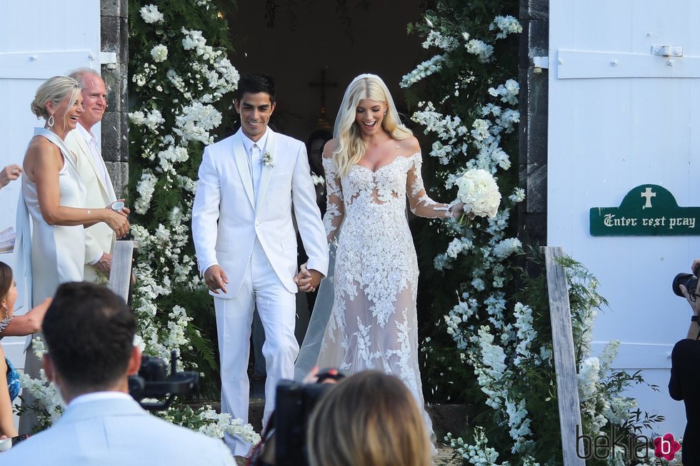 Devon Windsor y su marido Johnny Dex saliendo de la iglesia recién casados