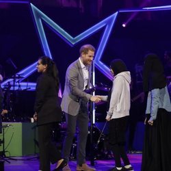 El Príncipe Harry entregando premios en la gala OnSide