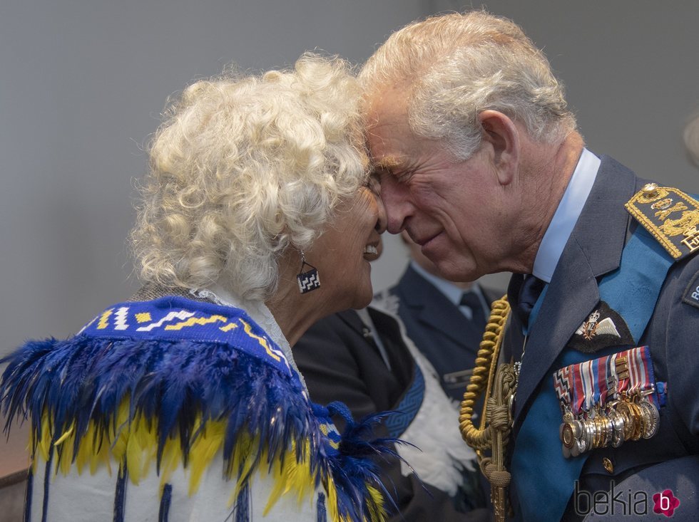 El Príncipe Carlos haciendo el saludo hongi