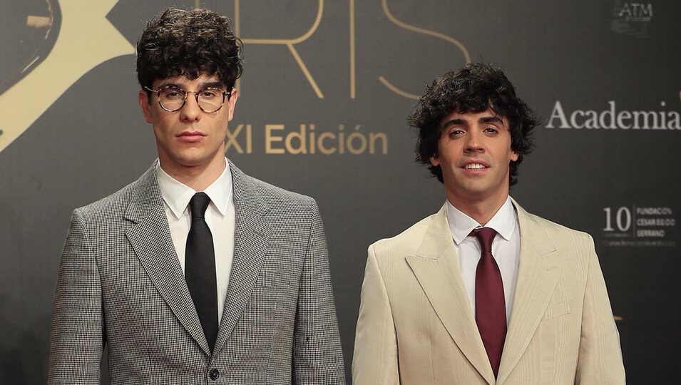 Javier Calvo y Javier Ambrossi en la alfombra roja de los Premios Iris 2019