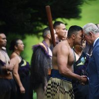 El Príncipe Carlos realizando el saludo maorí en su viaje oficial a Nueva Zelanda