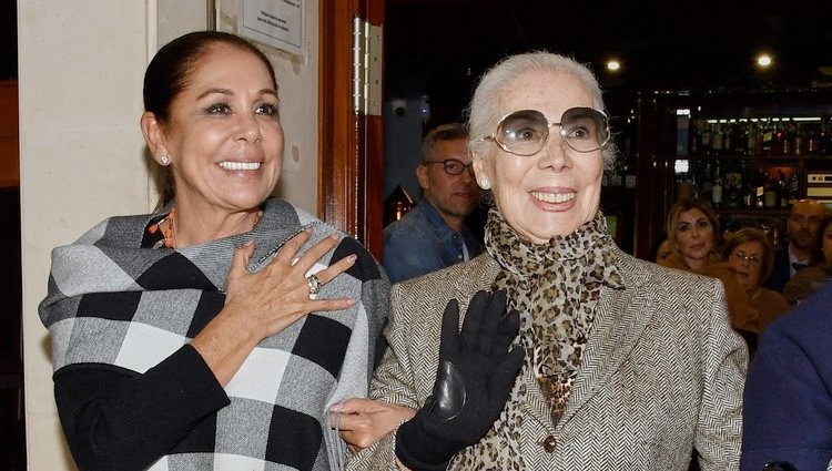 Isabel Pantoja con su primera diseñadora Lina en una comida con sus fans en Sevilla